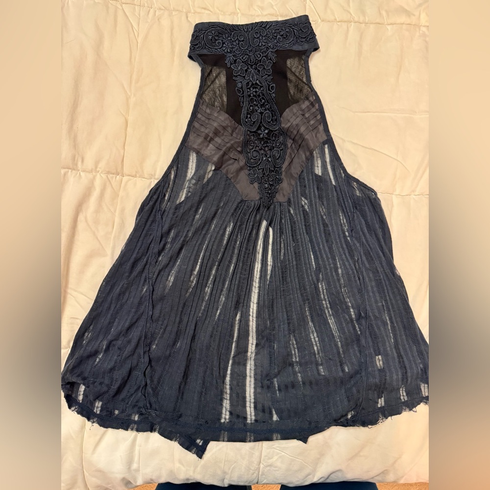 Size Medium
Free People
A really beautiful flowy sheer top.